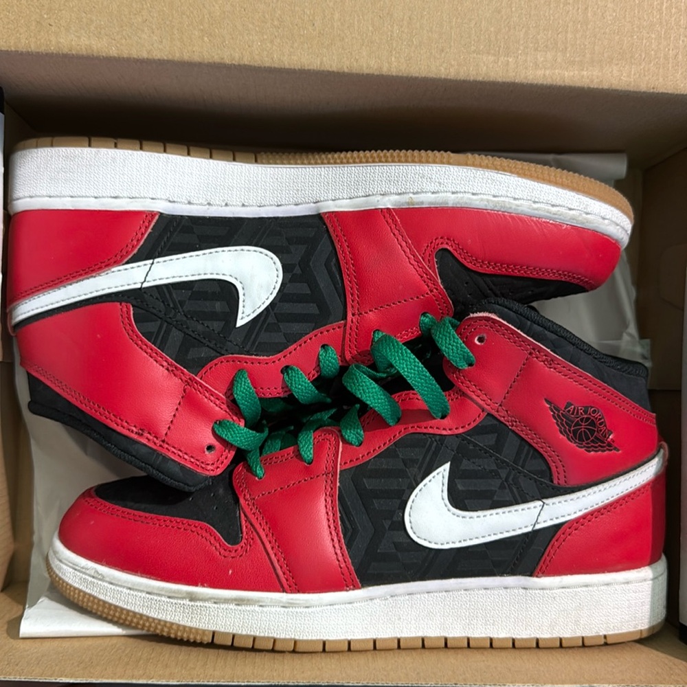 Air Jordan 1 mid se(GS) 
Black laces come with it as well